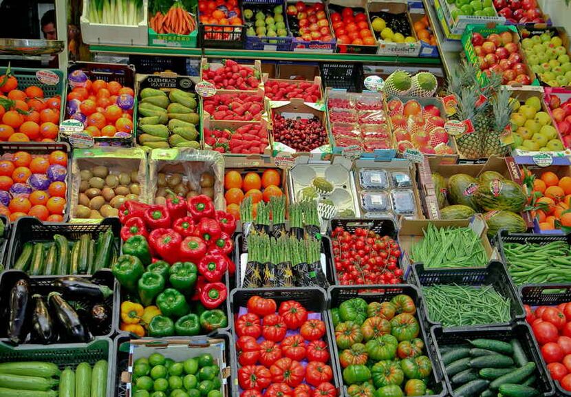 Una variedad de verduras y frutas que pueden aumentar la potencia de un hombre. 