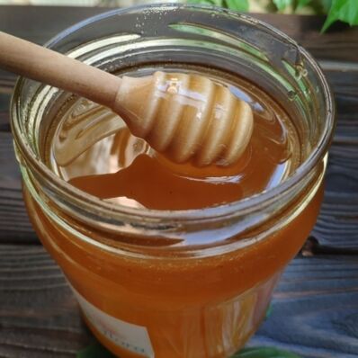 La miel, que ayuda con la impotencia, mezclada con frutos secos, da excelentes resultados. 