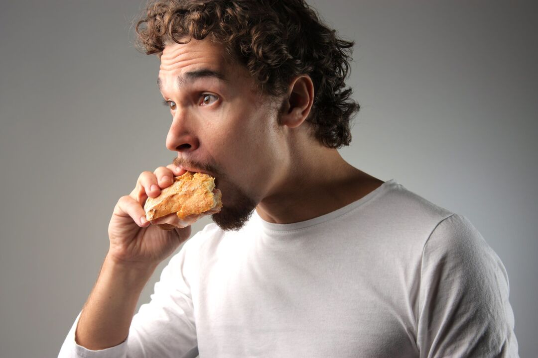 Un hombre que come mal corre el riesgo de desarrollar disfunción eréctil. 